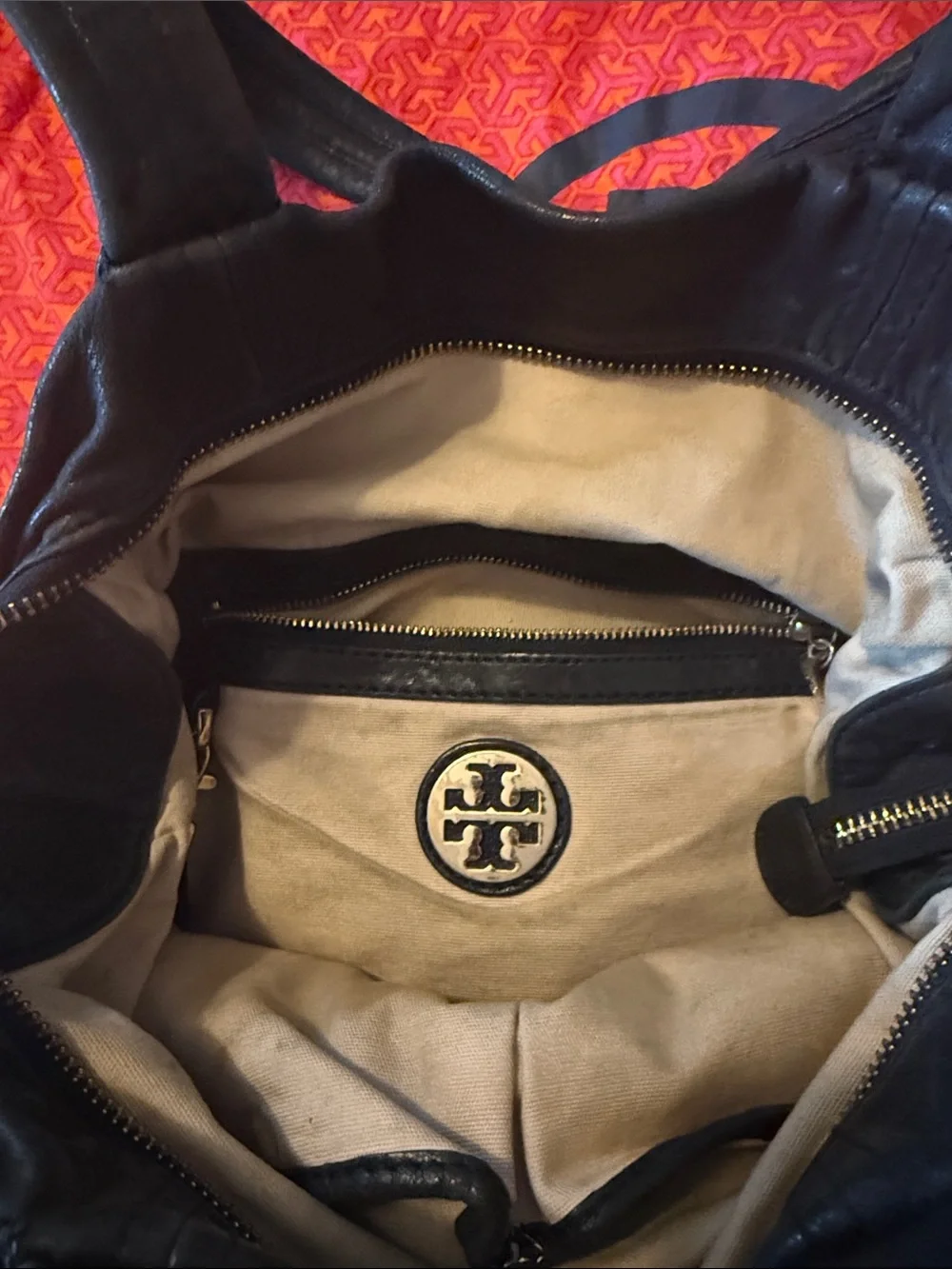 Tory Burch Black Leather Shoulder Bag with Logo Accent